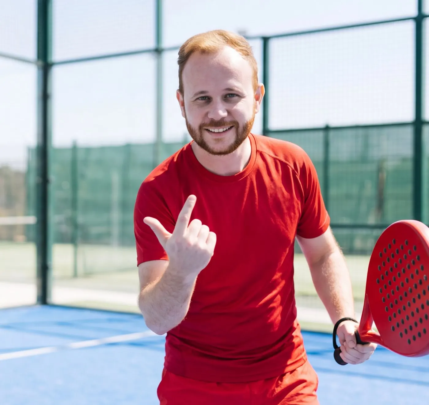 Guillaume Mailey sur un terrain de padel, raquette à la main