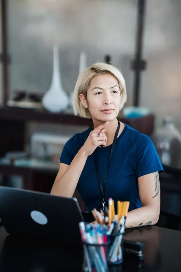 Dirigeante d'agence de communication à son bureau