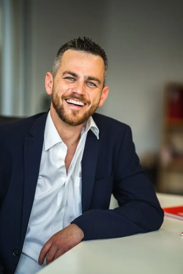 Consultant indépendant à son bureau
