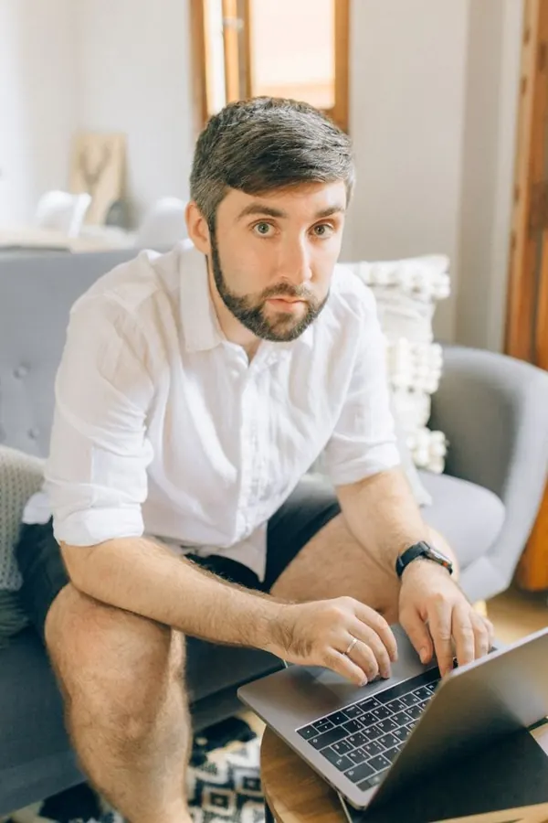 Freelance qui travaille sur son ordinateur portable