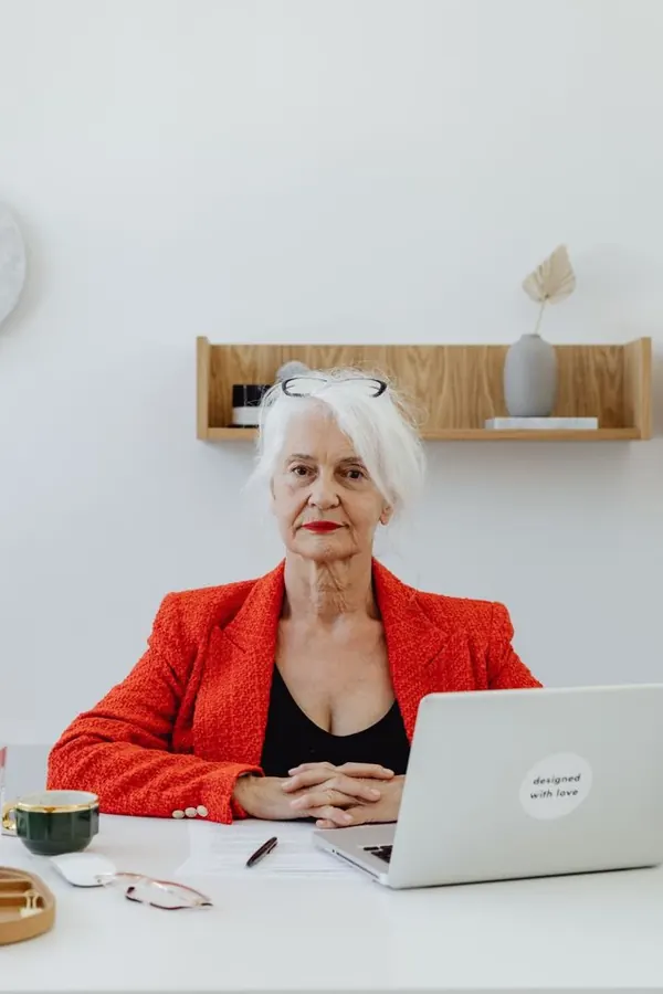Dirigeante de holding à son bureau
