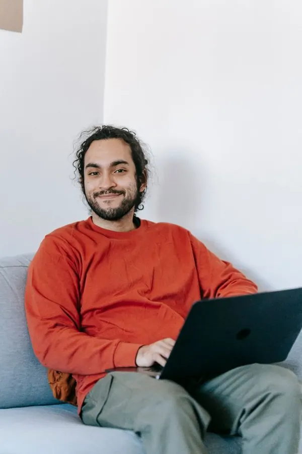 Micro-entrepreneur avec son ordinateur portable
