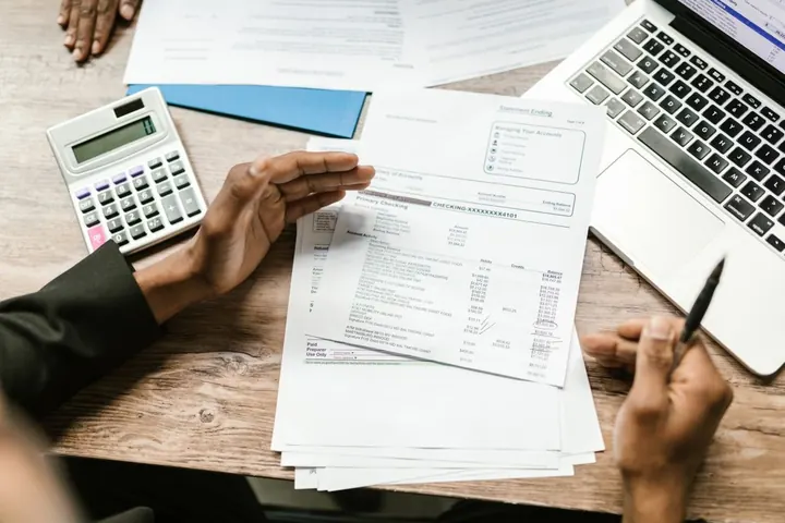 Factures et calculatrice sur un bureau